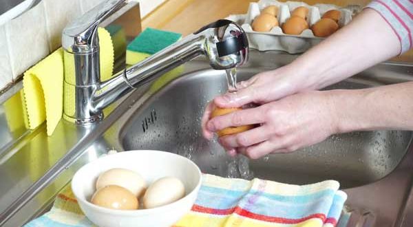 Помытые яйца в чашке